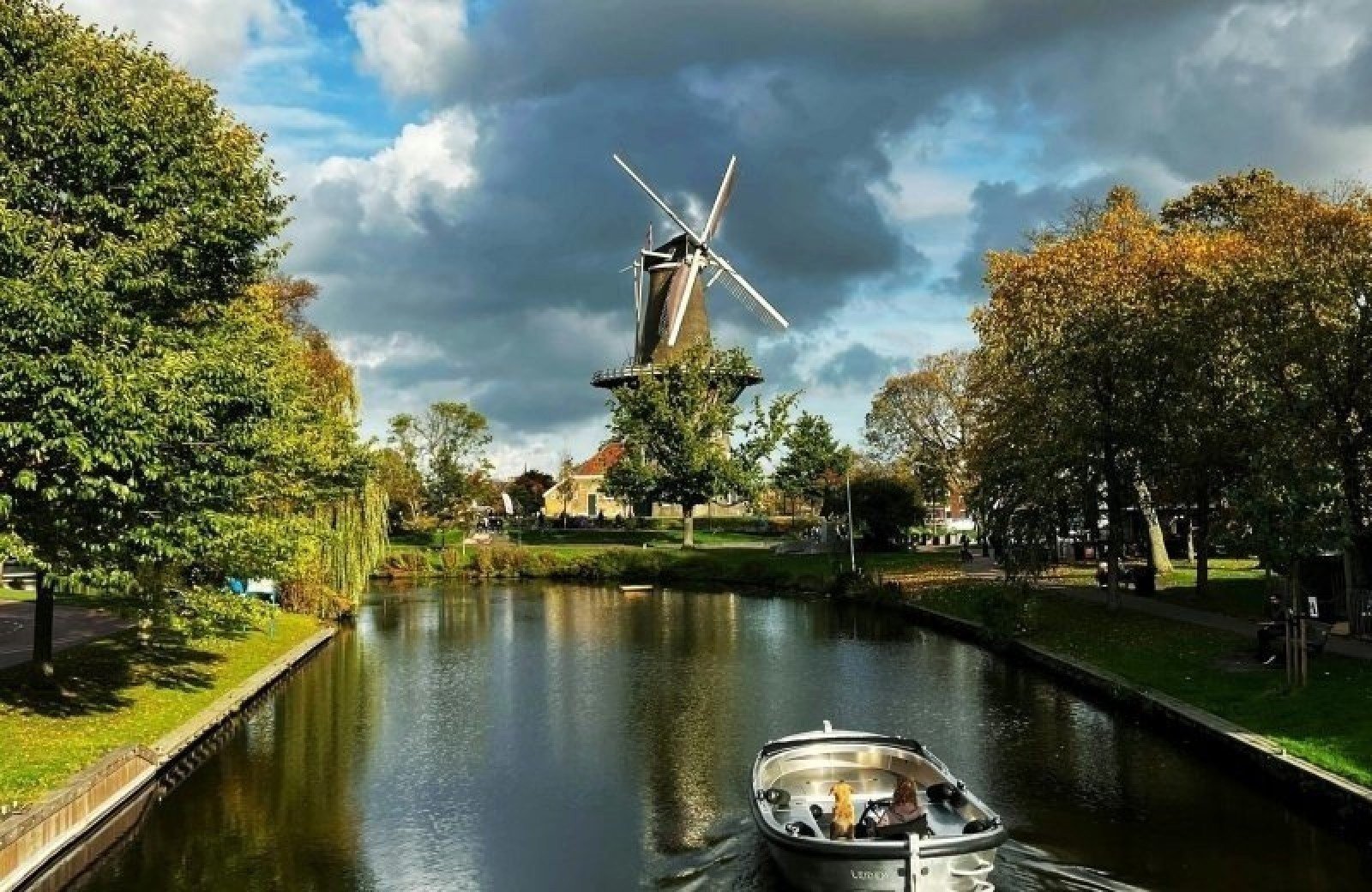Boot fahren im Kurzurlaub am Meer in Holland